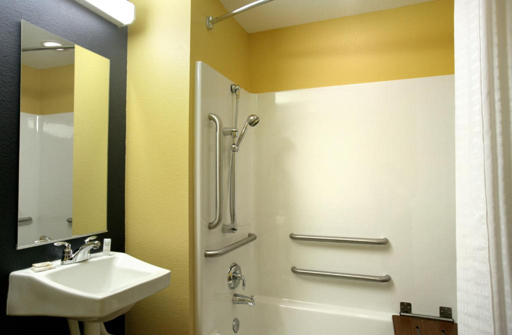 Koupelna v ubytování Microtel Inn & Suites - Kearney