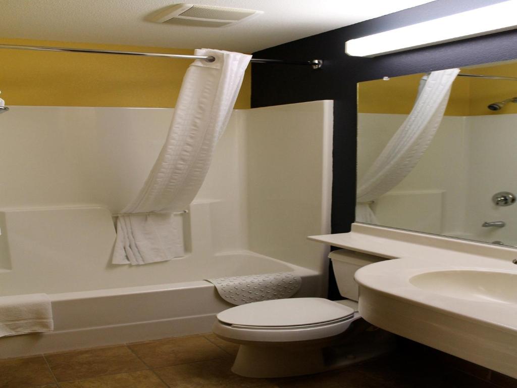 Koupelna v ubytování Microtel Inn & Suites - Kearney