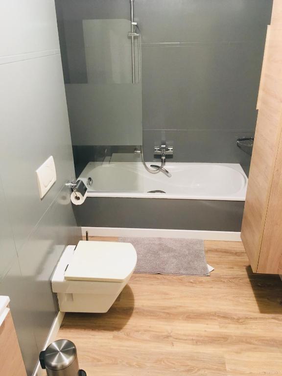Koupelna v ubytování Art Deco 100m2 Flat 2 min Walking from Train Station in City Center, Free Parking and Terrace - 2B