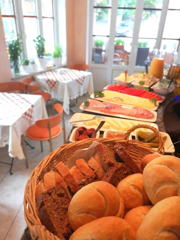 Jedlo v ubytovaní bed & breakfast alebo blízkom okolí