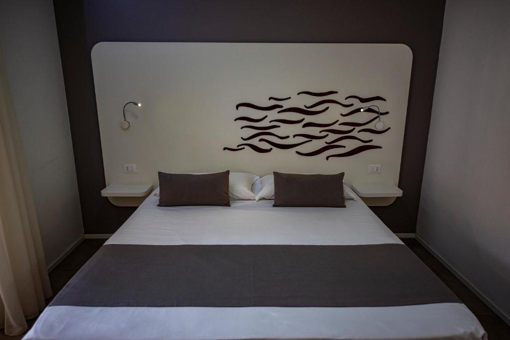 Postel nebo postele na pokoji v ubytování Aether Suites Tropea - Free Private Parking