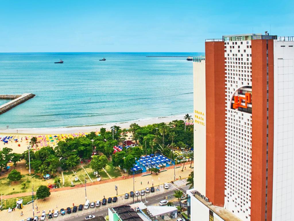 Blick auf den Strand von einem Gebäude in der Unterkunft Seara Praia Hotel in Fortaleza