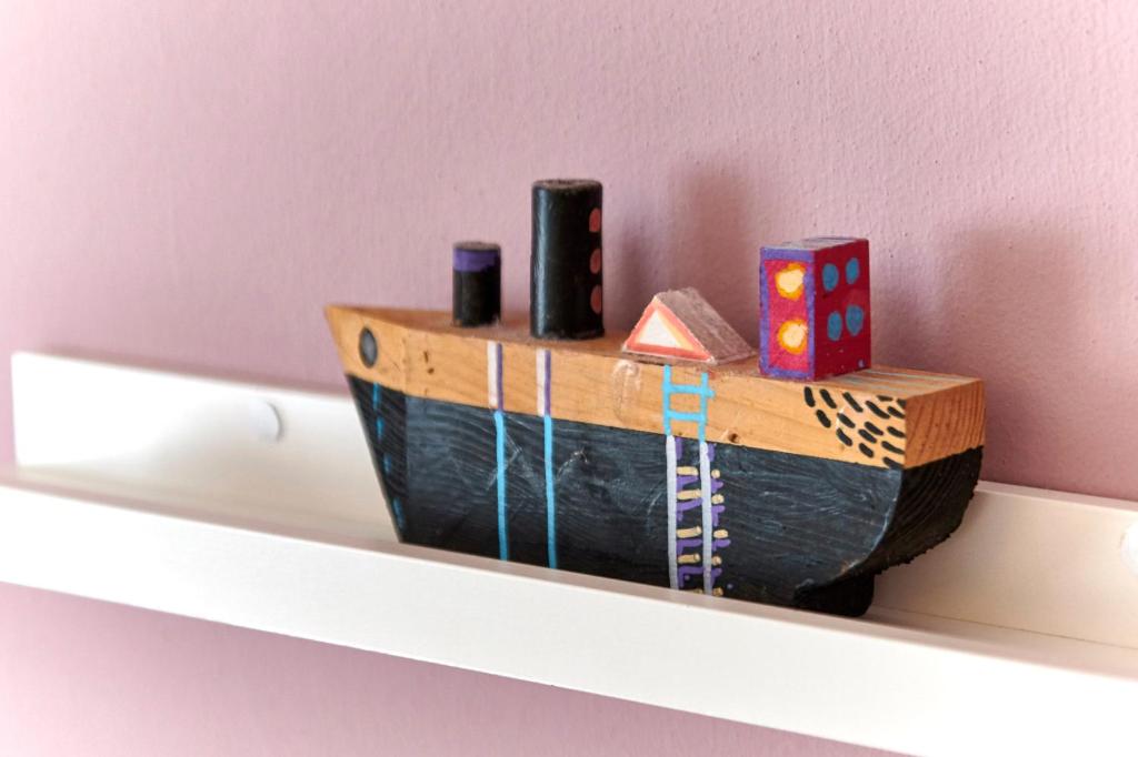 a wooden toy boat sitting on a shelf at Villa Giardina Apartments in Vinkuran