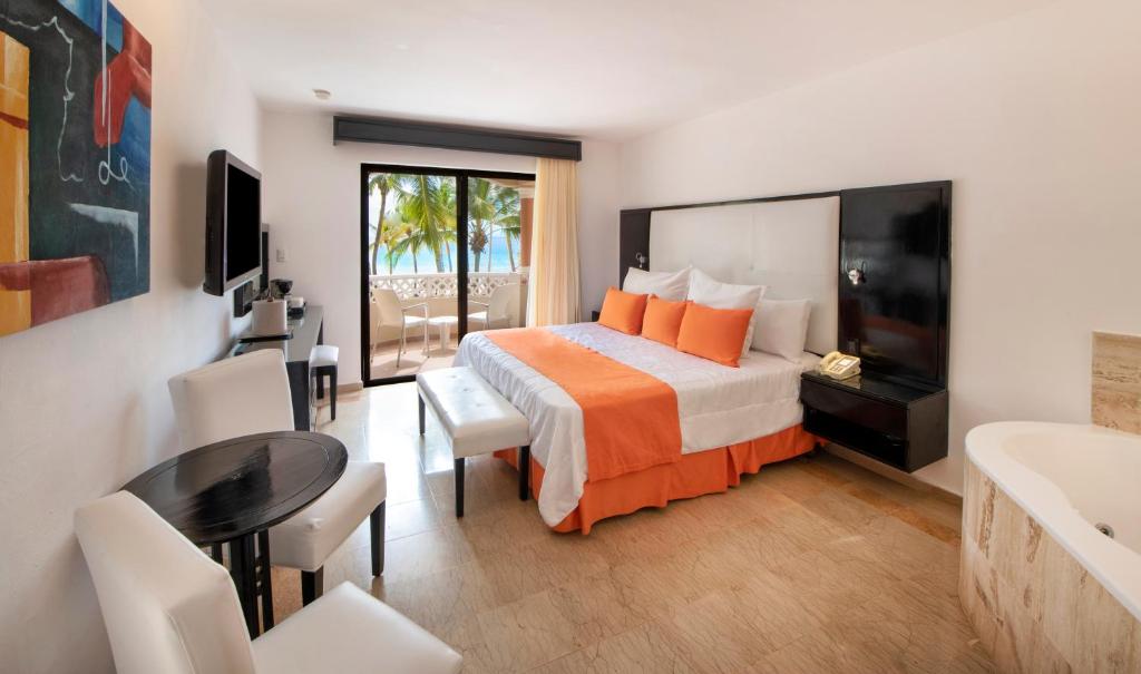 una camera d'albergo con letto e bagno di Viva Dominicus Palace by Wyndham, A Trademark All Inclusive a Bayahibe