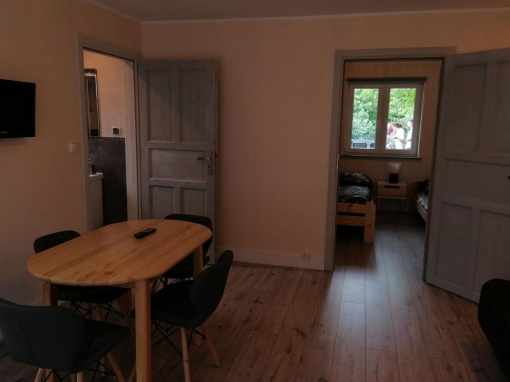Televízia a/alebo spoločenská miestnosť v ubytovaní Apartamenty Otylka