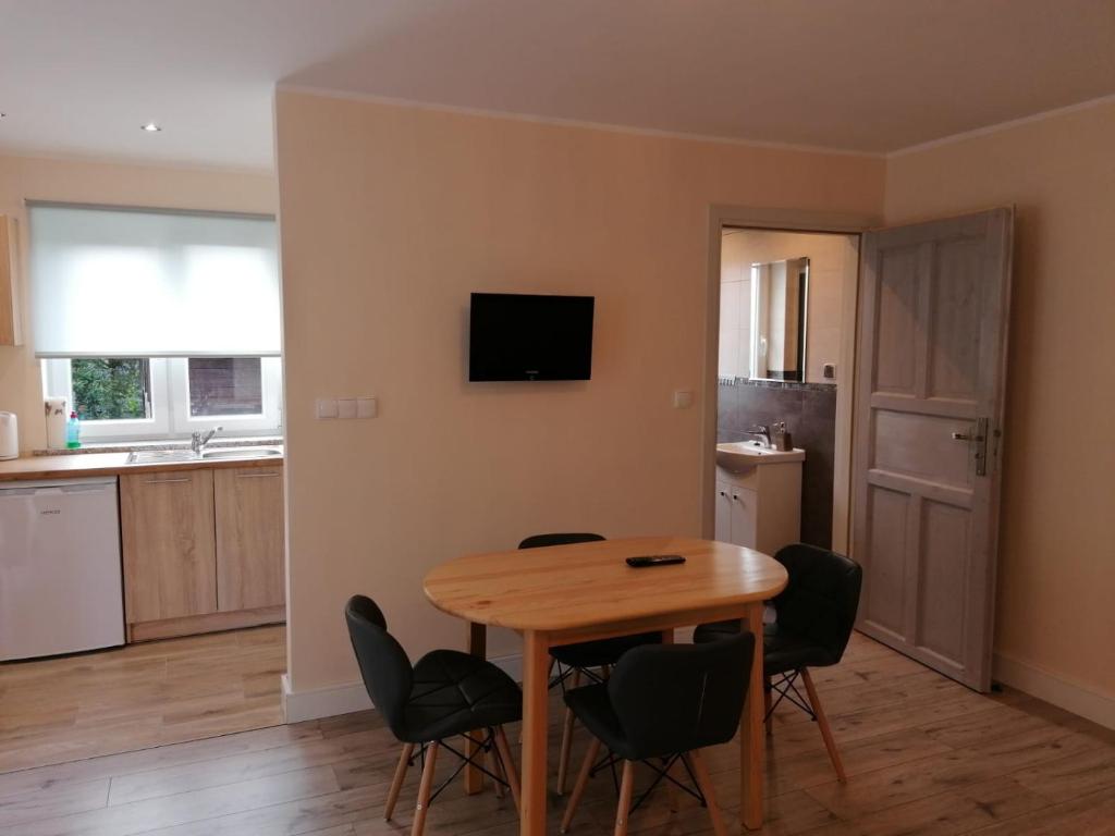 Televízia a/alebo spoločenská miestnosť v ubytovaní Apartamenty Otylka