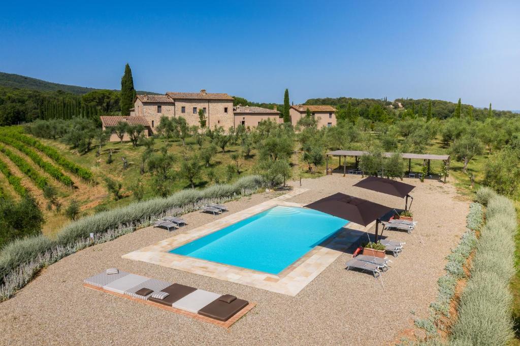 an aerial view of a villa with a swimming pool at Borgo dé Brandi in Monteriggioni