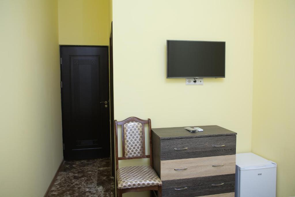 TV a/nebo společenská místnost v ubytování Red Hotel Yerevan Center