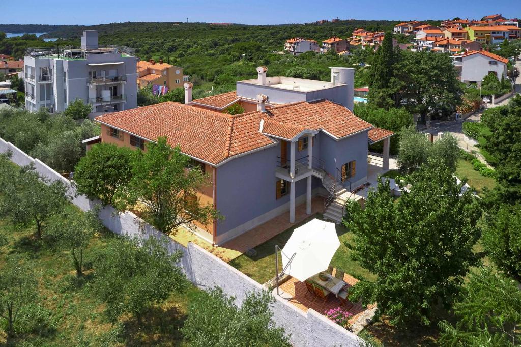 an aerial view of a house with a roof at Villa Giardina Apartments in Vinkuran