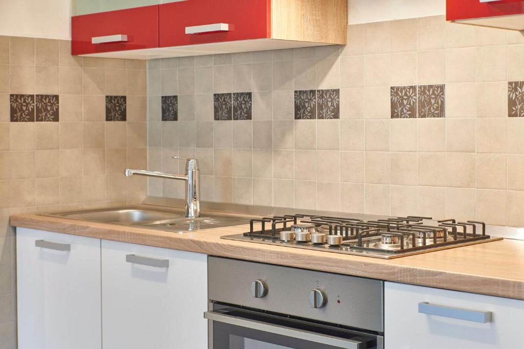 a kitchen with a sink and a stove at Villa Giardina Apartments in Vinkuran