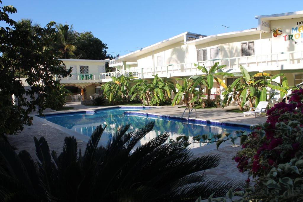 uma piscina em frente a um edifício em Hotel Magic Tropical em Boca Chica