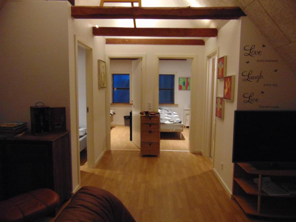 um quarto com um corredor com um quarto e uma cama em Verstvej bed and brekfast em Egtved