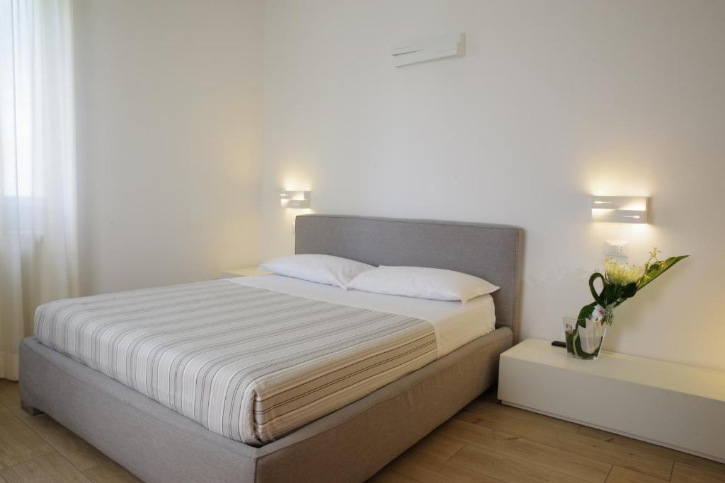 1 dormitorio con 1 cama con 2 almohadas en Casa Selene Rocchi, en Savignano sul Panaro