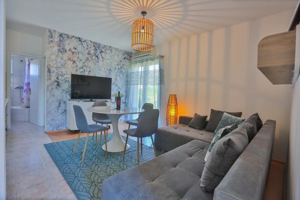 - un salon avec un canapé et une table dans l'établissement Karlo’s apartments, à Split