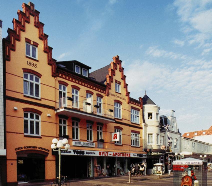 um grande edifício numa rua numa cidade em Hotel Gutenberg em Westerland