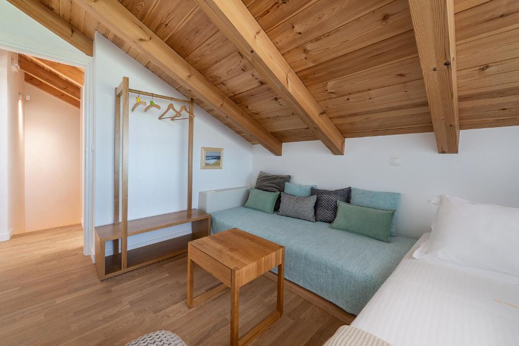 Posezení v ubytování Fos Villa, a Luxe House with Private Heated Pool