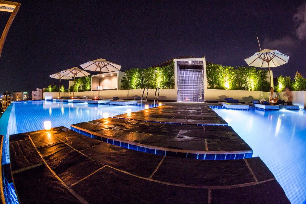 Bazén v ubytování PATIO Hotel & Urban Resort nebo v jeho okolí