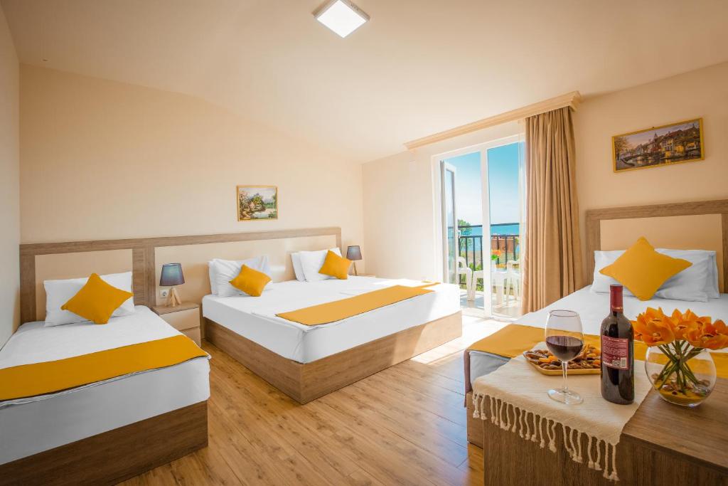 Postel nebo postele na pokoji v ubytování Iveria Elli Hotel