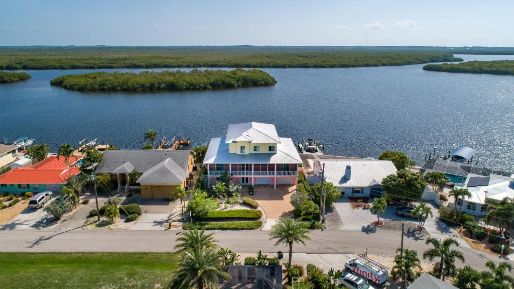 Kokopelli Villa Matlacha waterfront close to Cap Coral private home