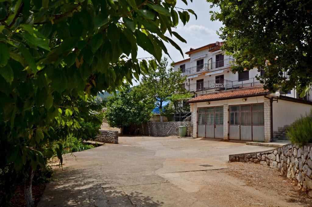 an empty driveway in front of a building at Apartments Elza in Opric