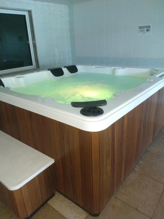 y baño con bañera y encimera verde. en Apartamento Pontal Beach., en Río de Janeiro