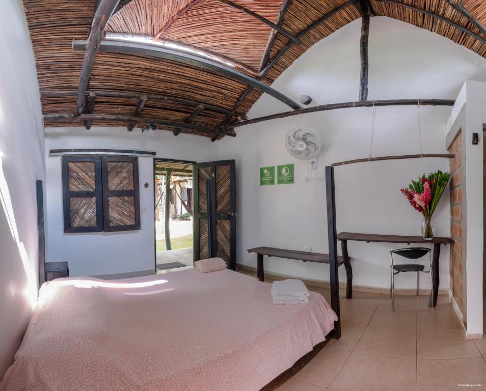 Postel nebo postele na pokoji v ubytování Hostal La Media Luna Palomino