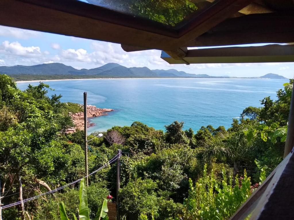 uma vista para o oceano a partir de uma casa em Hostel do Morro em Florianópolis
