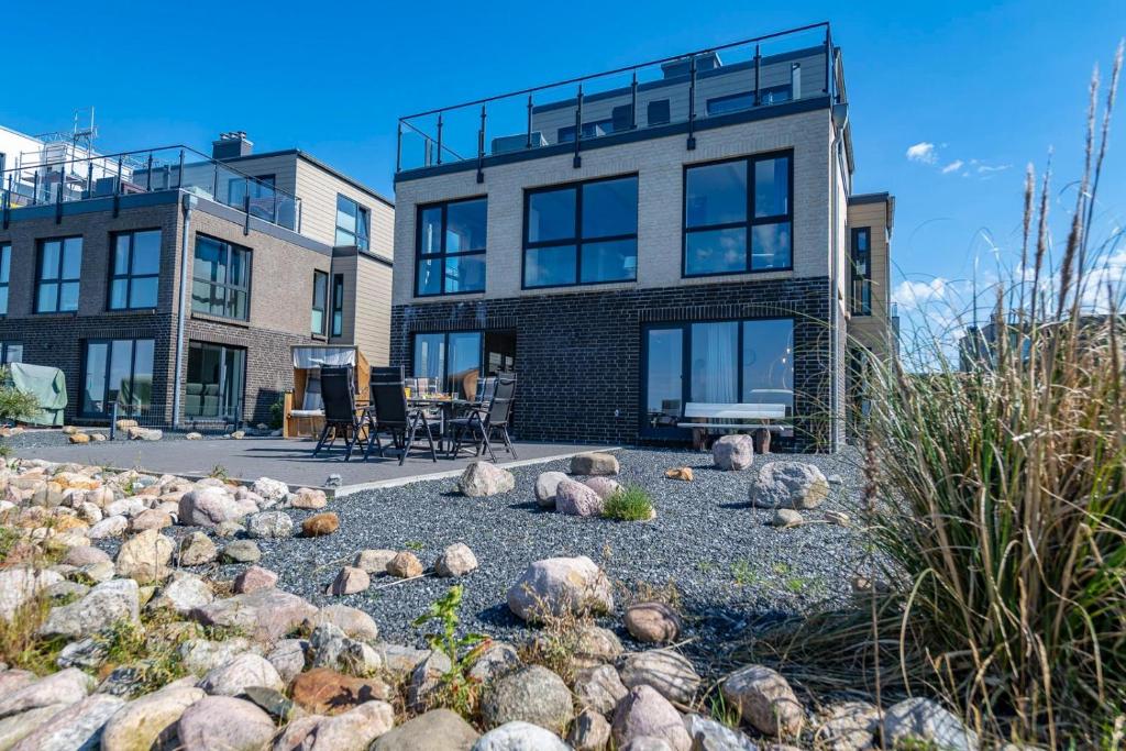 una casa con un giardino roccioso di fronte di Schöne Aussicht auf der Ostsee a Olpenitz