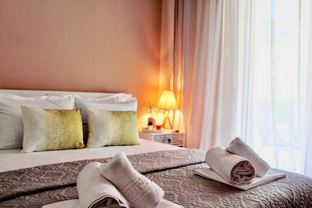 A bed or beds in a room at Anemos Apartment Palio