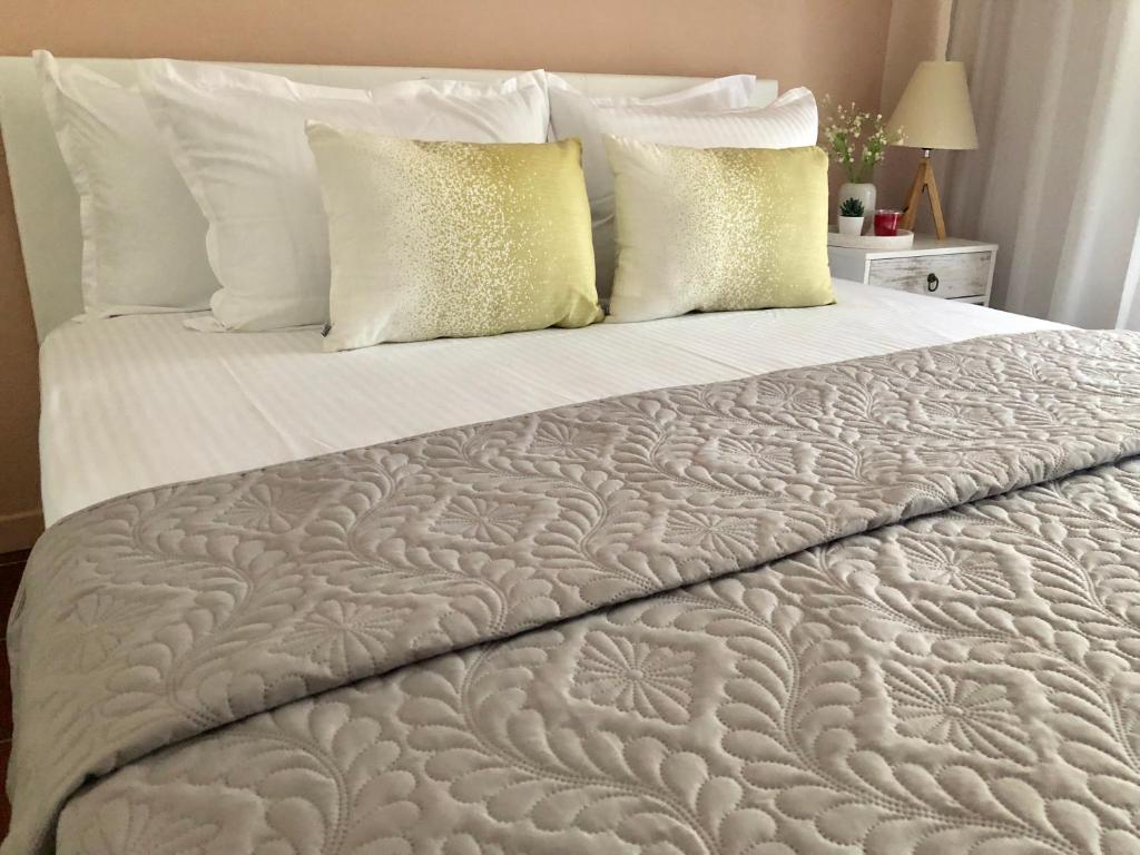 A bed or beds in a room at Anemos Apartment Palio