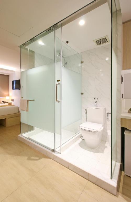 Koupelna v ubytování The Mini Suites Eton Tower Makati