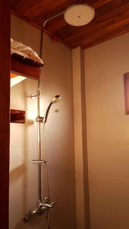 Un baño de Free Beach Resort