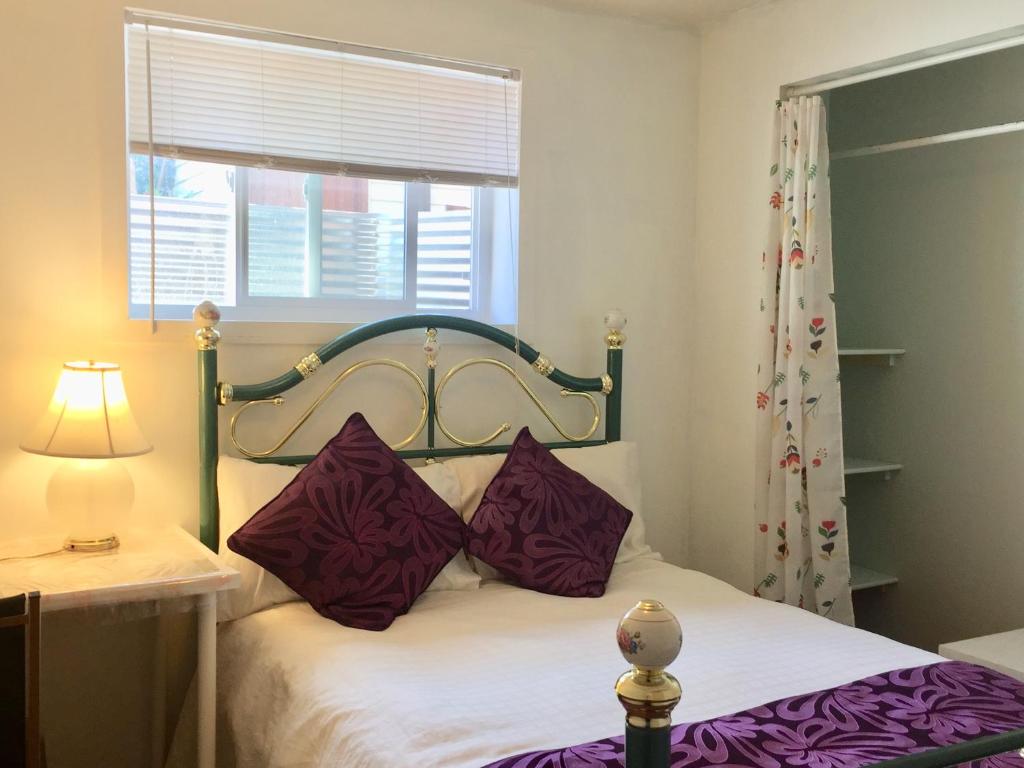 Postel nebo postele na pokoji v ubytování Calgary Star Cozy Home