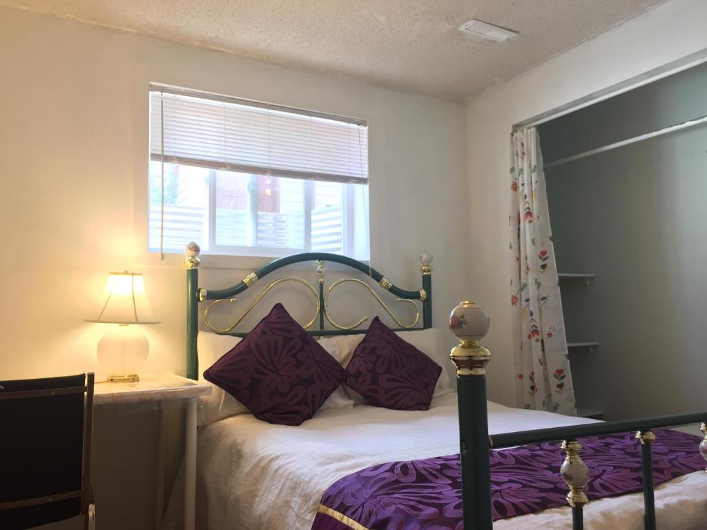Postel nebo postele na pokoji v ubytování Calgary Star Cozy Home