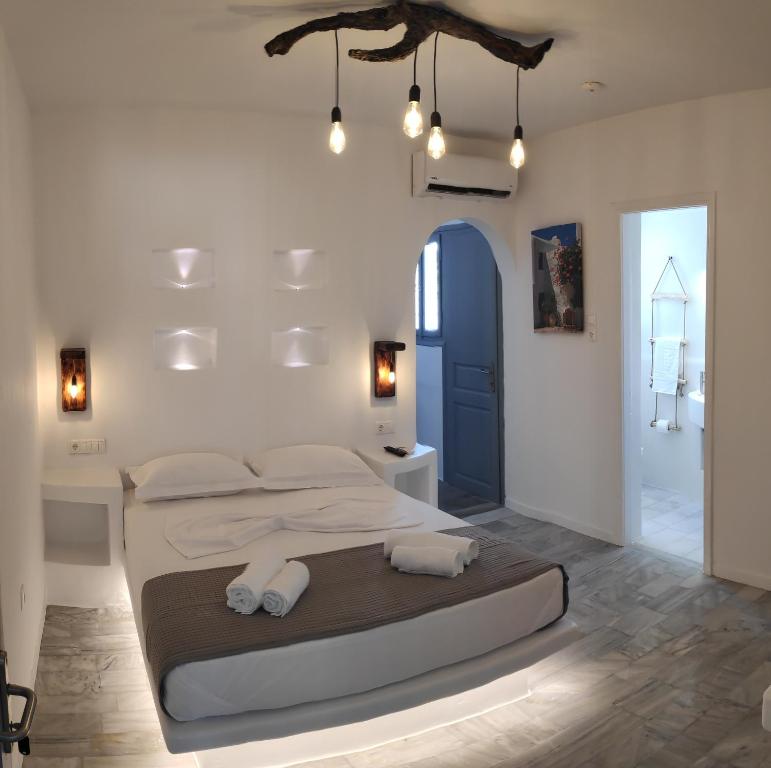 Posteľ alebo postele v izbe v ubytovaní Grey Rooms Naxos