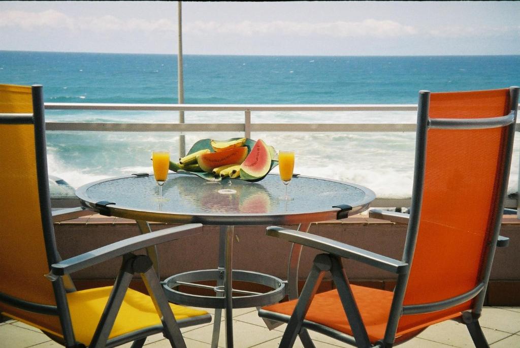 a table with a bowl of fruit and a view of the ocean at LA CRETE SANDS NO 1 in Margate