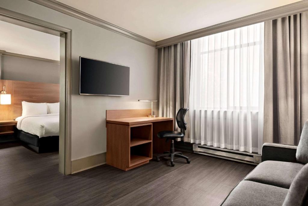 TV a/nebo společenská místnost v ubytování Days Inn by Wyndham Vancouver Downtown