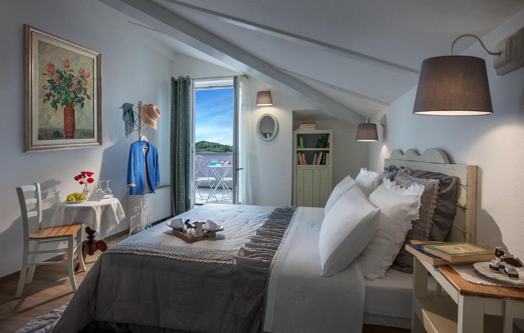 A bed or beds in a room at Roncaglia Suite