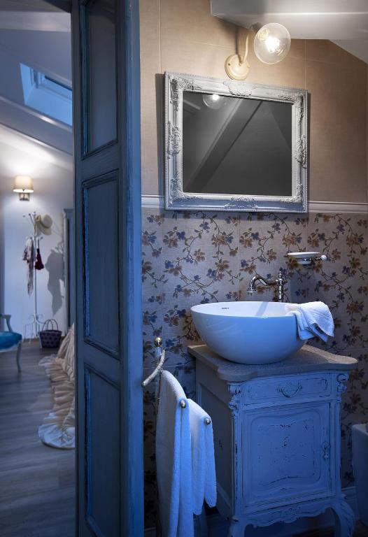 A bathroom at Roncaglia Suite