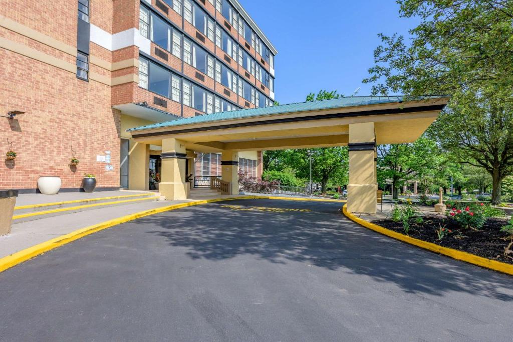 a building with a covered walkway in front of a building at Inn at Lebanon in Lebanon