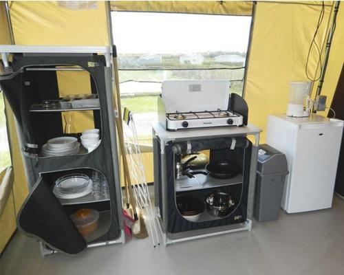 Kuchyň nebo kuchyňský kout v ubytování Oh! Campings La Brise