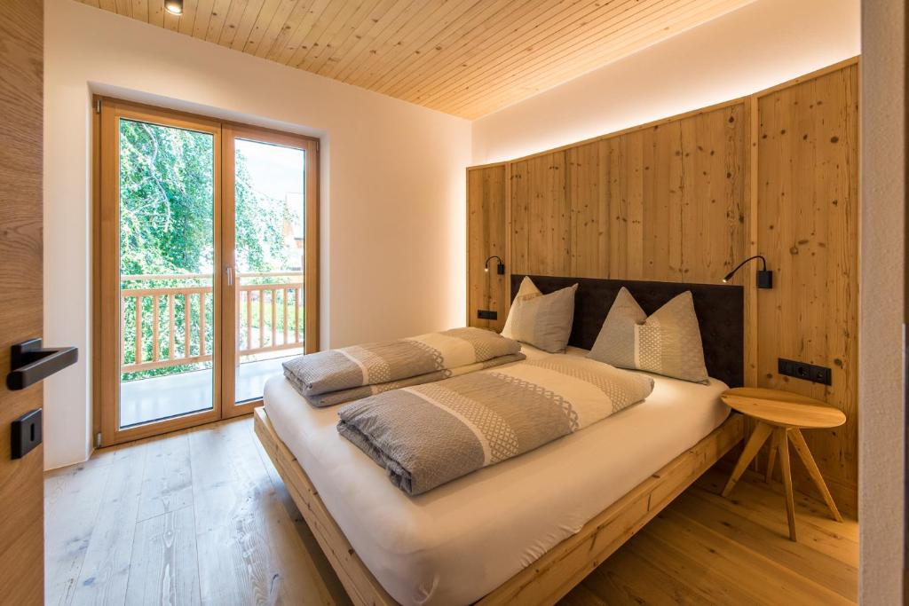 Un pat sau paturi într-o cameră la Eco Bnb & Apartments Bründlerhof