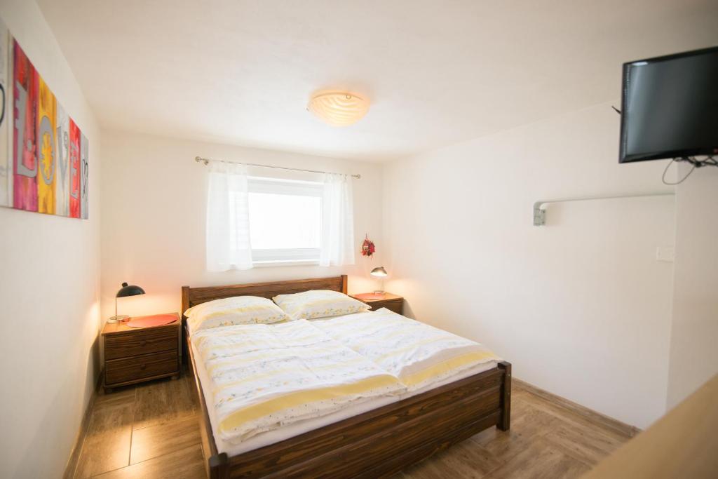 Posteľ alebo postele v izbe v ubytovaní Apartmány Lea