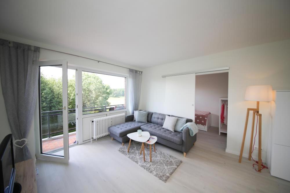 a living room with a couch and a table at Ferienwohnung Meeresstrand in Haffkrug