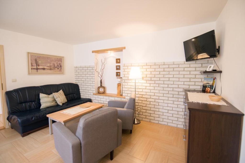 Televízia a/alebo spoločenská miestnosť v ubytovaní Apartmány Lea