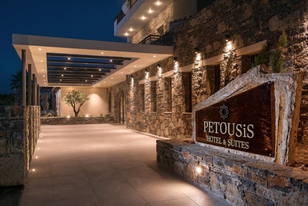 Certifikát, hodnocení, plakát nebo jiný dokument vystavený v ubytování Petousis Hotel & Suites