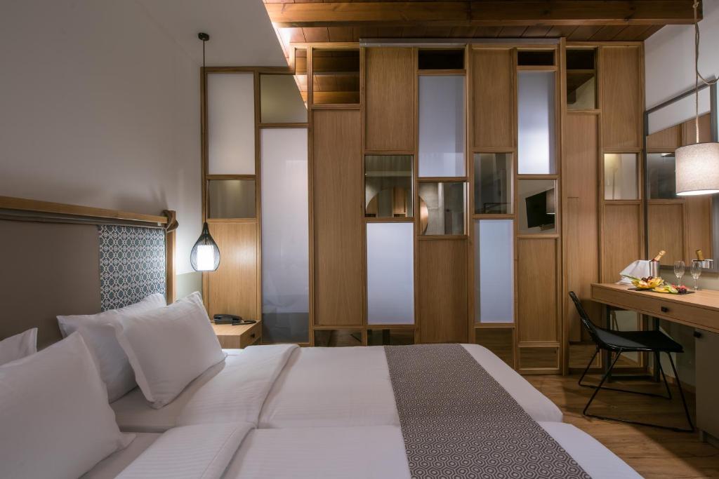 Postel nebo postele na pokoji v ubytování Petousis Hotel & Suites