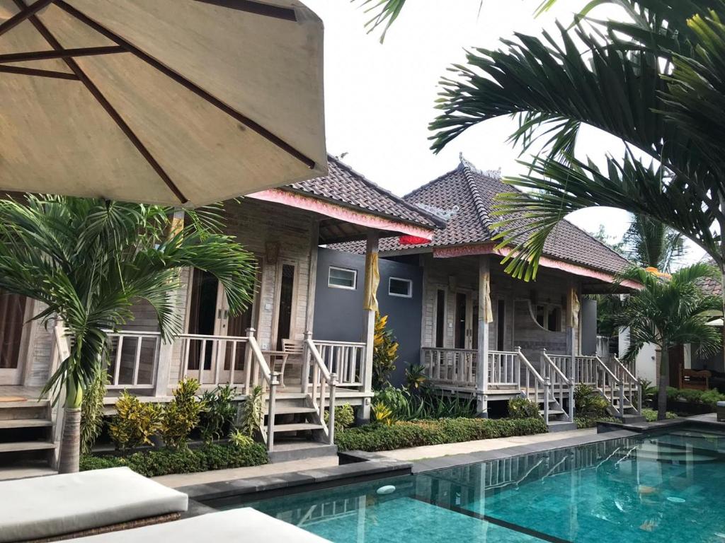 uma casa com piscina em frente a uma casa em Walet's Paradise em Nusa Lembongan