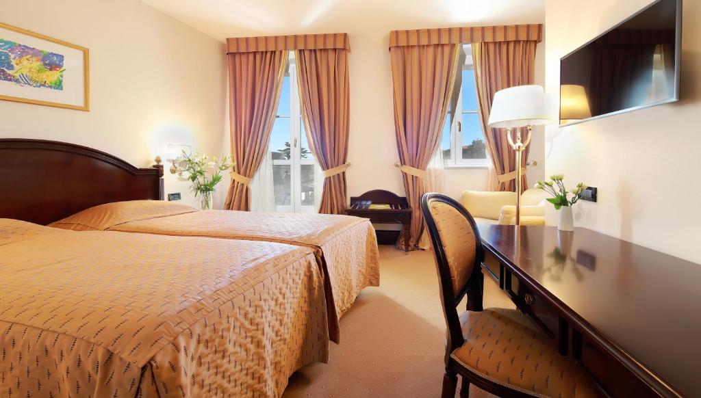 Телевизор и/или развлекательный центр в Arbiana Heritage Hotel
