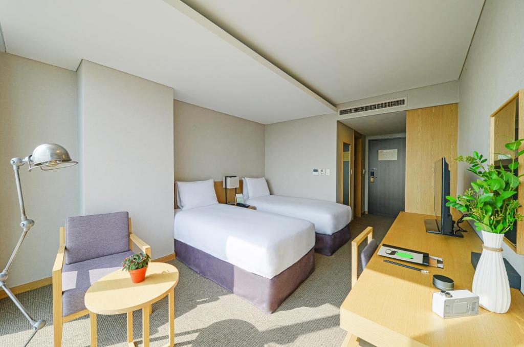 Postel nebo postele na pokoji v ubytování Harbor Park Hotel